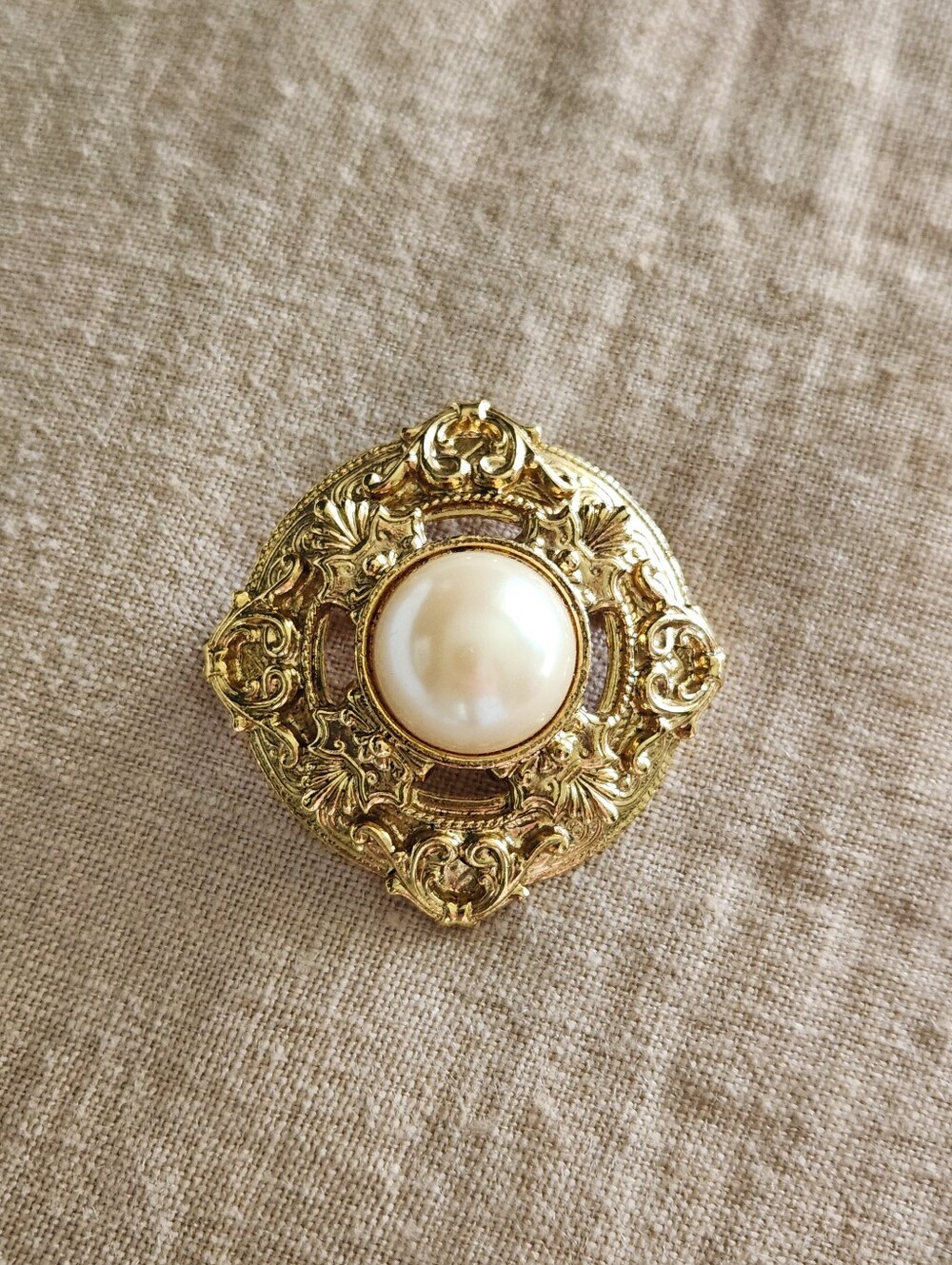 Vintage Gold-Tone Ornate Pearl Center Brooch - Classic Women Jewelry